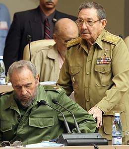 Raúl Castro asume el poder provisional en Cuba