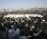 Entierran a Benazir Bhutto mientras aumenta el caos en Pakistán