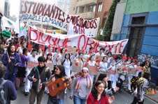 Chile: 25 mil santiaguinos exigen en la calle recuperación de la educación pública