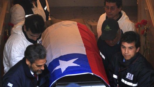 Chile: Exhuman los restos de Allende