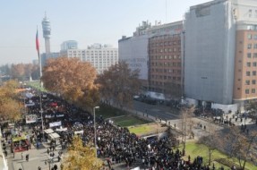 Chile hoy: Pese a lo dispuesto por la Intendencia metropolitana los estudiantes marchan desde Plaza Italia
