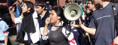 Universitarios se adhieren a movilización estudiantil en Chile