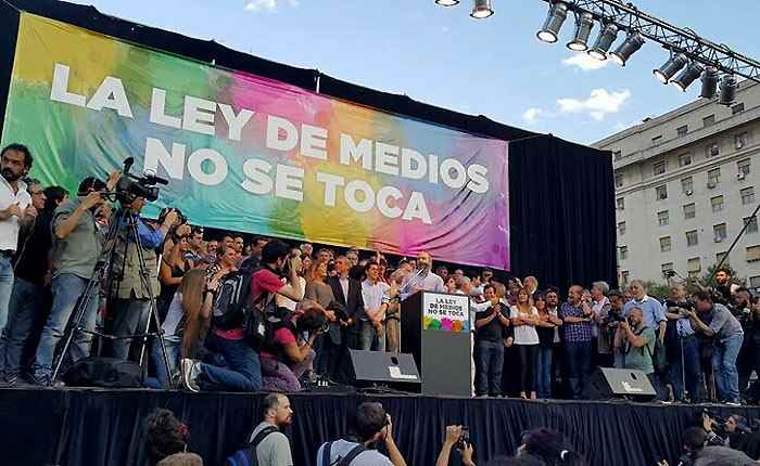 Miles rechazan en Argentina intenciones de Macri de modificar la ley de medios